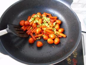 最后加入点自已喜欢的蔬菜出锅，通常用卷心菜，胡萝卜就可，我放的是焯过的西兰花。