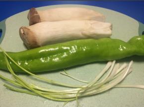 准备好主料：杏鲍菇、尖椒，我买的这个尖椒很长的一个.