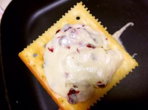 取一片苏打饼干，陈热抹上适量的内馅，这一步一定要快一些，温度降低，就失去了粘合效果