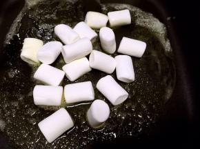 加入棉花糖，翻压至棉花糖融化