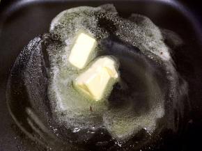 黄油入不粘锅小火加热，至黄油全部融化