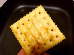 之后盖上另外一片苏打饼干，双手按压一下内馅，让两片苏打饼干粘合在内馅上