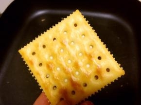 之后盖上另外一片苏打饼干，双手按压一下内馅，让两片苏打饼干粘合在内馅上