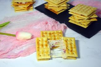 趁热将饼干掰开，慢慢拉开，可以拉出长长的丝