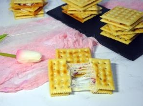 趁热将饼干掰开，慢慢拉开，可以拉出长长的丝