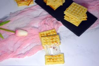 苏打饼干搭配上酸甜的内馅特别好吃，适合小分量制作，放的时间长了，内馅水份流失会变硬，口感就不好啦