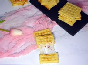 苏打饼干搭配上酸甜的内馅特别好吃，适合小分量制作，放的时间长了，内馅水份流失会变硬，口感就不好啦
