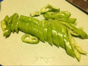 尖椒切成尖椒圈
