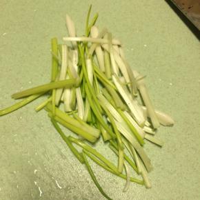 小葱切成段备用