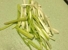 小葱切成段备用