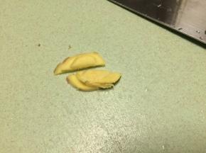 姜切成姜片，然后一开二，这个切法随意