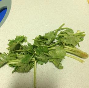 香菜切成段备用，最后起锅时用香菜