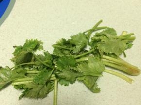 香菜切成段备用，最后起锅时用香菜