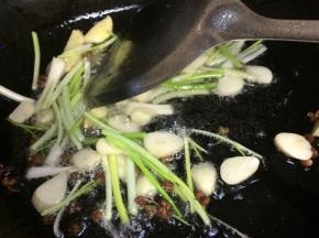 起锅热油，依次放入花椒粒、蒜片，姜、葱段爆香