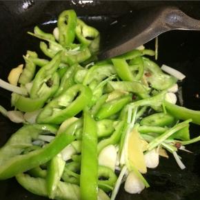 爆香葱姜蒜之后放入尖椒圈继续煸炒
