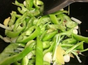 爆香葱姜蒜之后放入尖椒圈继续煸炒