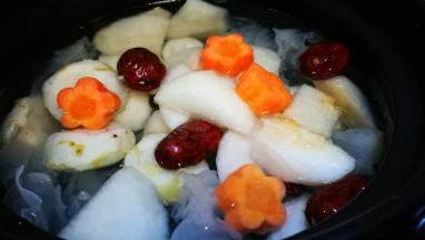 加入胡萝卜 添水煮制半小时 加入冰糖枸杞 再煮二十分钟即可