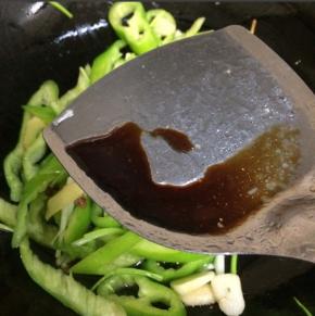 尖椒很容易软，所以煸炒15秒后放入少许生抽酱油