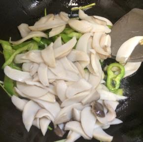 放入焯水后的杏鲍菇煸炒
