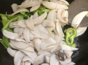 放入焯水后的杏鲍菇煸炒