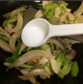 煸炒均匀后，放入适量盐调味