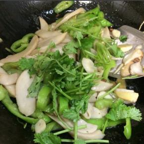 最后关火放入香菜段翻炒均匀就可以了