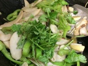 最后关火放入香菜段翻炒均匀就可以了