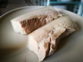 锅中放清水 八角 大葱 生姜将五花肉煮微熟 捞出