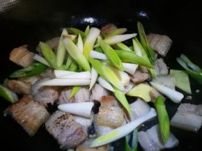 锅中少许油 下肉片煸炒出油 倒入葱姜 青蒜白