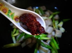 加入料酒 生抽 豆瓣酱 翻炒