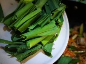 倒入青蒜叶 翻炒均匀即可出锅