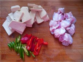 豆腐洗净切厚片，五花肉洗净切薄片，辣椒洗净切片