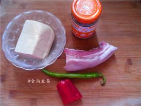 备好食材。（南豆腐北豆腐都可以，北豆腐对于新手容易掌握，不易碎，五花肉一定要挑选三层间隔的那种，红辣椒做点缀作用，爱吃辣的朋友可以换成小米椒)