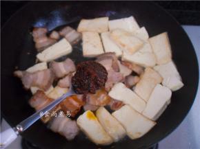 煎至豆腐表面有点焦黄色时，调入沙茶酱