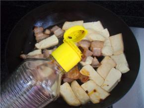 倒入红烧酱油（没有红烧酱油，用老抽也行，但不宜过多，少量提色即可）
