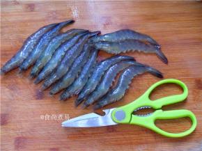 将鲜虾洗净，剪掉触须和虾脚