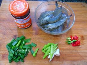 蒜苗洗净去须去尾，辣椒洗净、分别切段