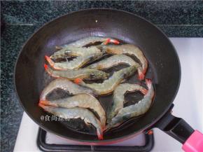 热锅，倒入食用油，将鲜虾煎干水分、煎至两面虾皮焦黄色