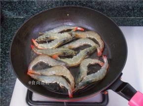 热锅，倒入食用油，将鲜虾煎干水分、煎至两面虾皮焦黄色