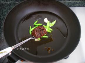 洗净锅再次烧热，倒入食用油，下蒜梗部分和沙茶酱爆香