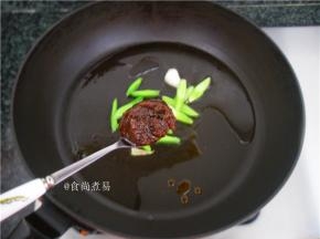 洗净锅再次烧热，倒入食用油，下蒜梗部分和沙茶酱爆香