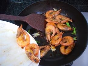 倒入煎好的鲜虾