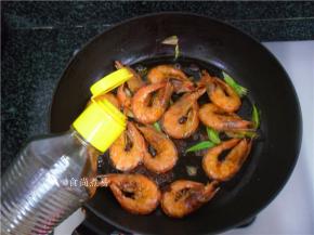 调入酱油、少许盐，炒匀