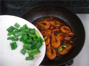 加入辣椒和蒜苗、翻炒均匀即可