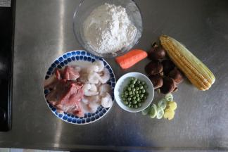 准备食材：
馅料：猪肉370g、虾仁100g、芹菜50g、香菇50g、胡萝卜50g、玉米50、豌豆粒30g、耗油10g、生抽5g、料酒5g、盐1.5g、糖1g、五香粉1g、水40g、香油3g、鸡蛋1个；
皮子：面粉200g、水100g；