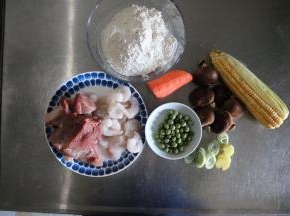 准备食材：
馅料：猪肉370g、虾仁100g、芹菜50g、香菇50g、胡萝卜50g、玉米50、豌豆粒30g、耗油10g、生抽5g、料酒5g、盐1.5g、糖1g、五香粉1g、水40g、香油3g、鸡蛋1个；
皮子：面粉200g、水100g；