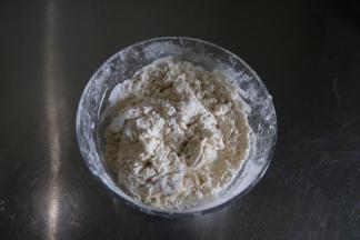 将水、慢慢倒入面粉中，先用筷子搅拌均匀；