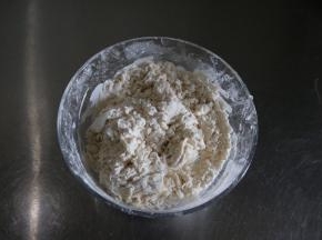 将水、慢慢倒入面粉中，先用筷子搅拌均匀；