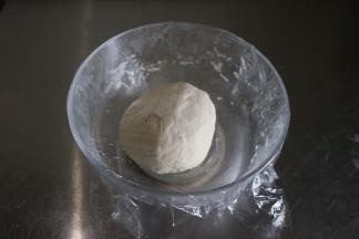 揉面至三光状态（手光、面光、盆光），盖保鲜膜、醒1.5-2小时；