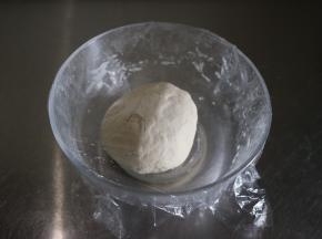 揉面至三光状态（手光、面光、盆光），盖保鲜膜、醒1.5-2小时；